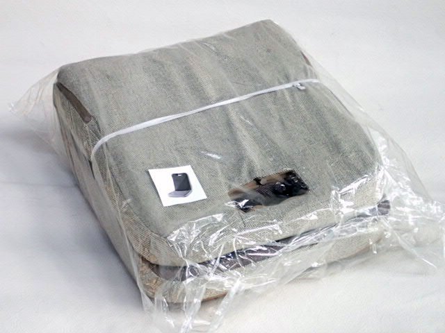 ●BB●　新品　座椅子 コンパクト ２つ折り 取手付き　IC.Z-4.0(BE/BR) ベージュ/ブラウン　(管理GU7-44)(No-3)