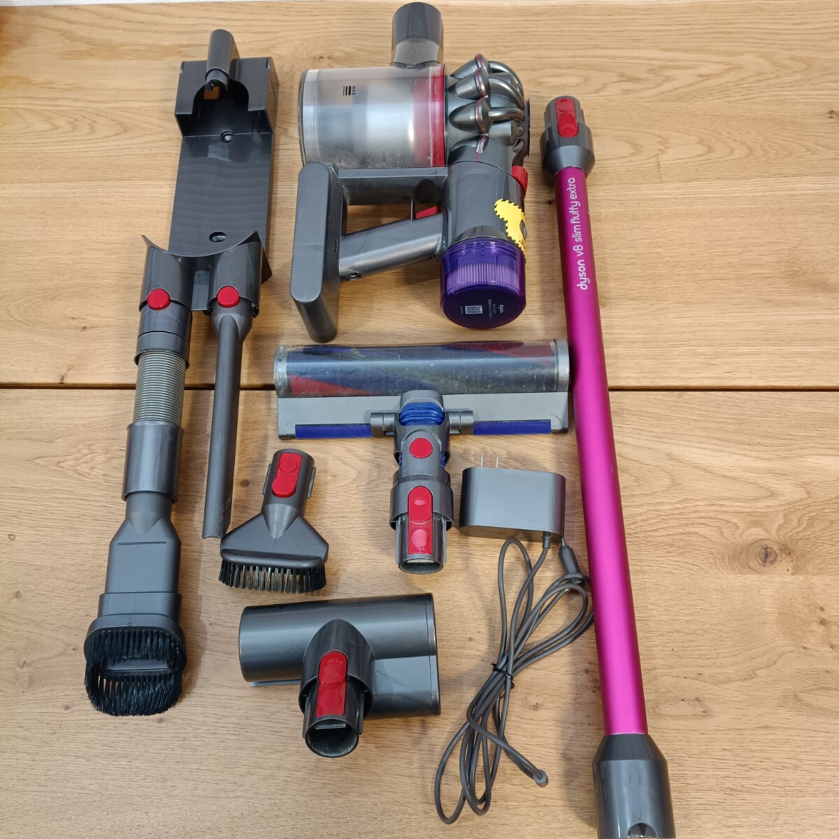 F2 Dyson ダイソン V8 Slim Fluffy Extra コードレスクリーナー 掃除機 SV10K 動作確認済 充電確認済 付属品多数 中古