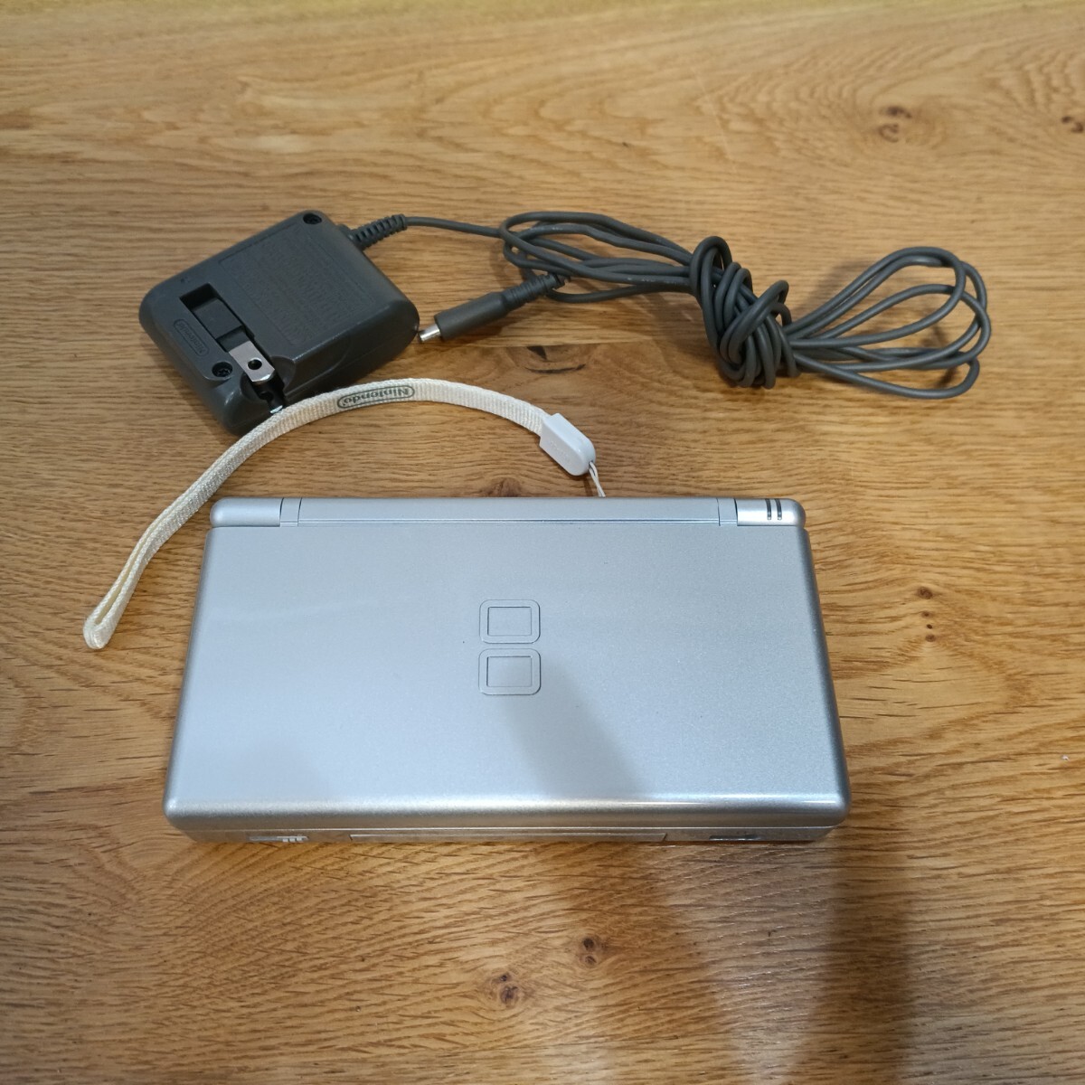 8-28 Nintendo DS Lite シルバー 本体 充電器 タッチペン付 任天堂 ニンテンドーDS Lite 動作品