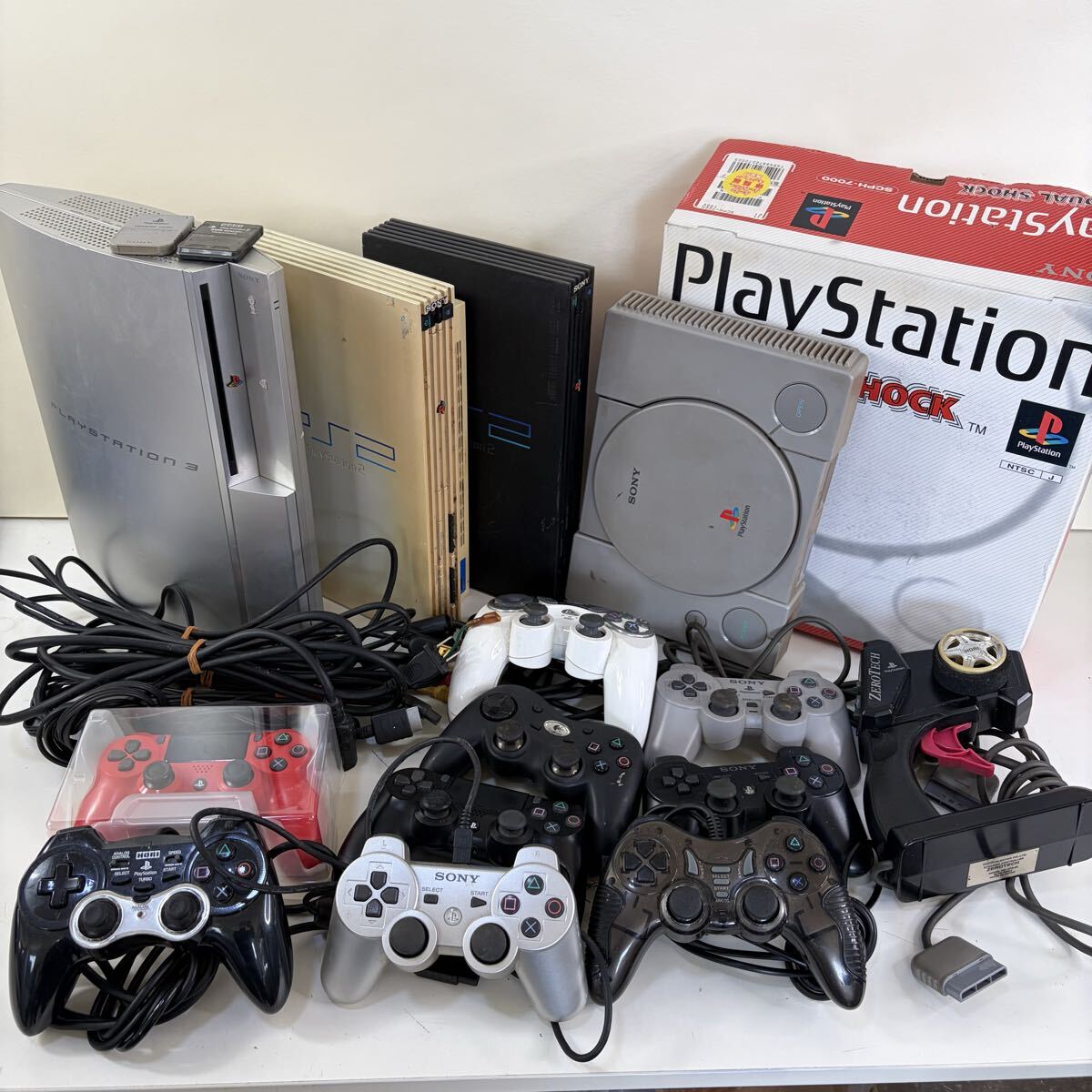 1円〜 SONY　ソニー　プレステ本体 大量まとめ売り PS3 PS2 PS1 計5台 コントローラー多数 通電・トレイ開閉確認済 ジャンク 現状品 a0653