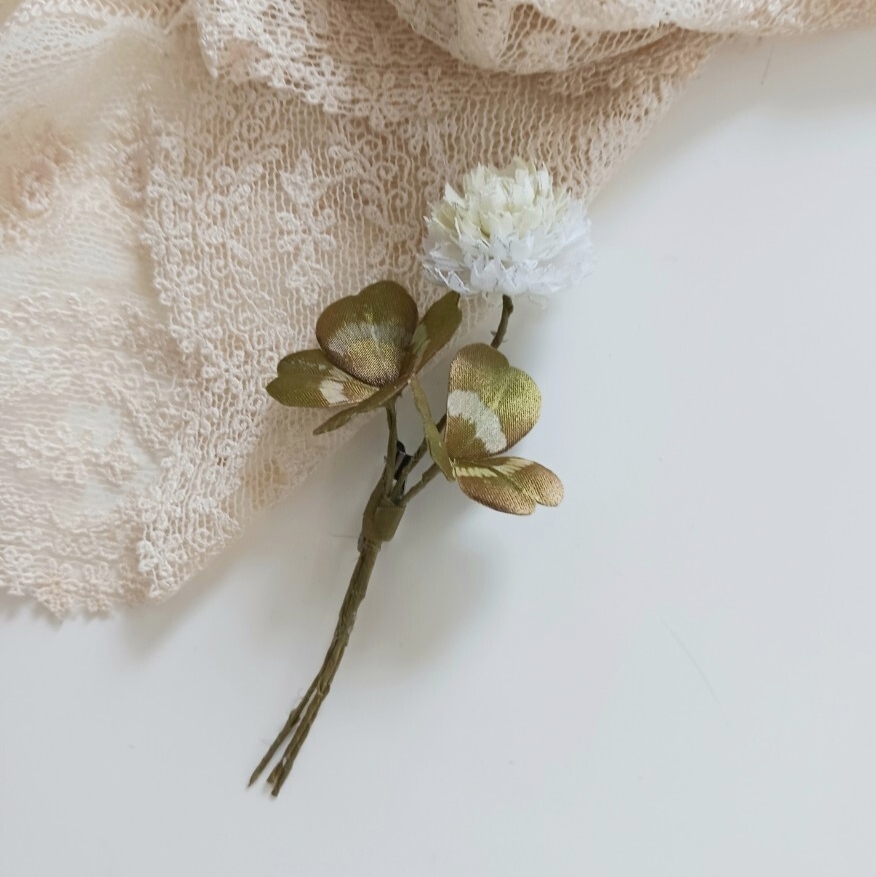 染め布花 ＊しろつめくさと四つ葉のクローバーのコサージュ　ハンドメイド 　布花ブローチ