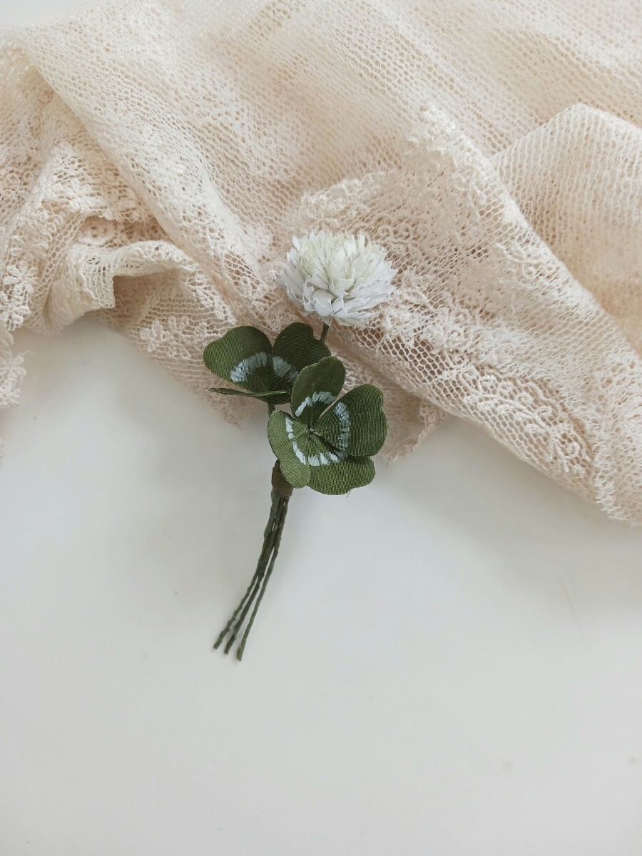 染め布花 ＊しろつめくさと四つ葉のクローバーのコサージュハンドメイド