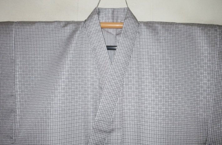 壱土2571 シルク化繊・夏紬上布調 男着物単衣 裄74丈146К象嵌織・銀ネズ格子縞 洗える 新品 茶人好み 張りのある風合い