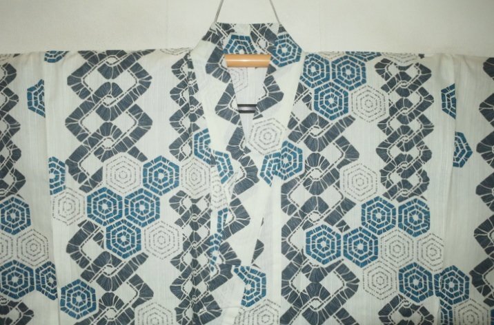 弐11649RM-m 遠州木綿上布 男着物単衣浴衣 裄70丈142К淡い薄黄色の二重ロウケツ染調 新品 大人柄の伝統浴衣 亀甲に吉原繋ぎ