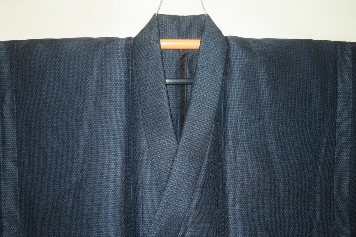 壱木2708 本絹米澤深山お召紬 男着物単衣 裄70丈145К濃紺粗細亀甲 東匠猪俣 新品