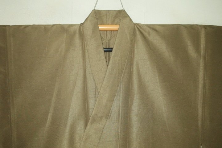壱土2719 シルク化繊夏紬上布調 男着物単衣 裄71丈141К黄土・真鍮色の無地 新品 茶人好み 家庭で洗える 薄手