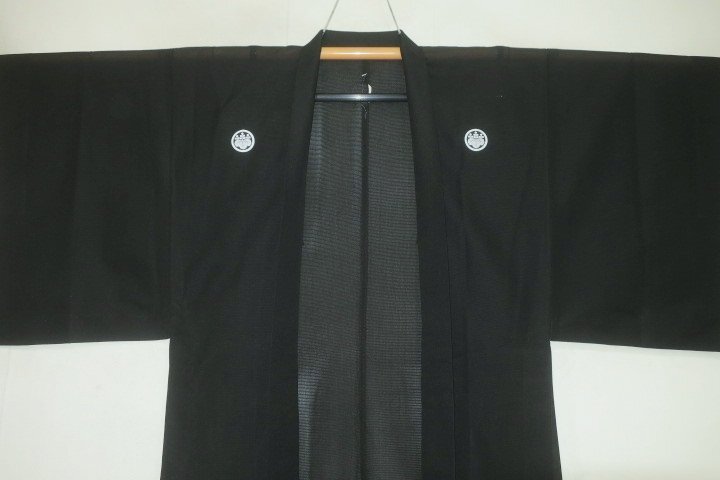 弐11849 本絹西陣織夏お召壁絽 男羽織単衣 裄67丈94К夏の茶人好 墨黒 夏の希少物 貼り紋の丸に五三桐