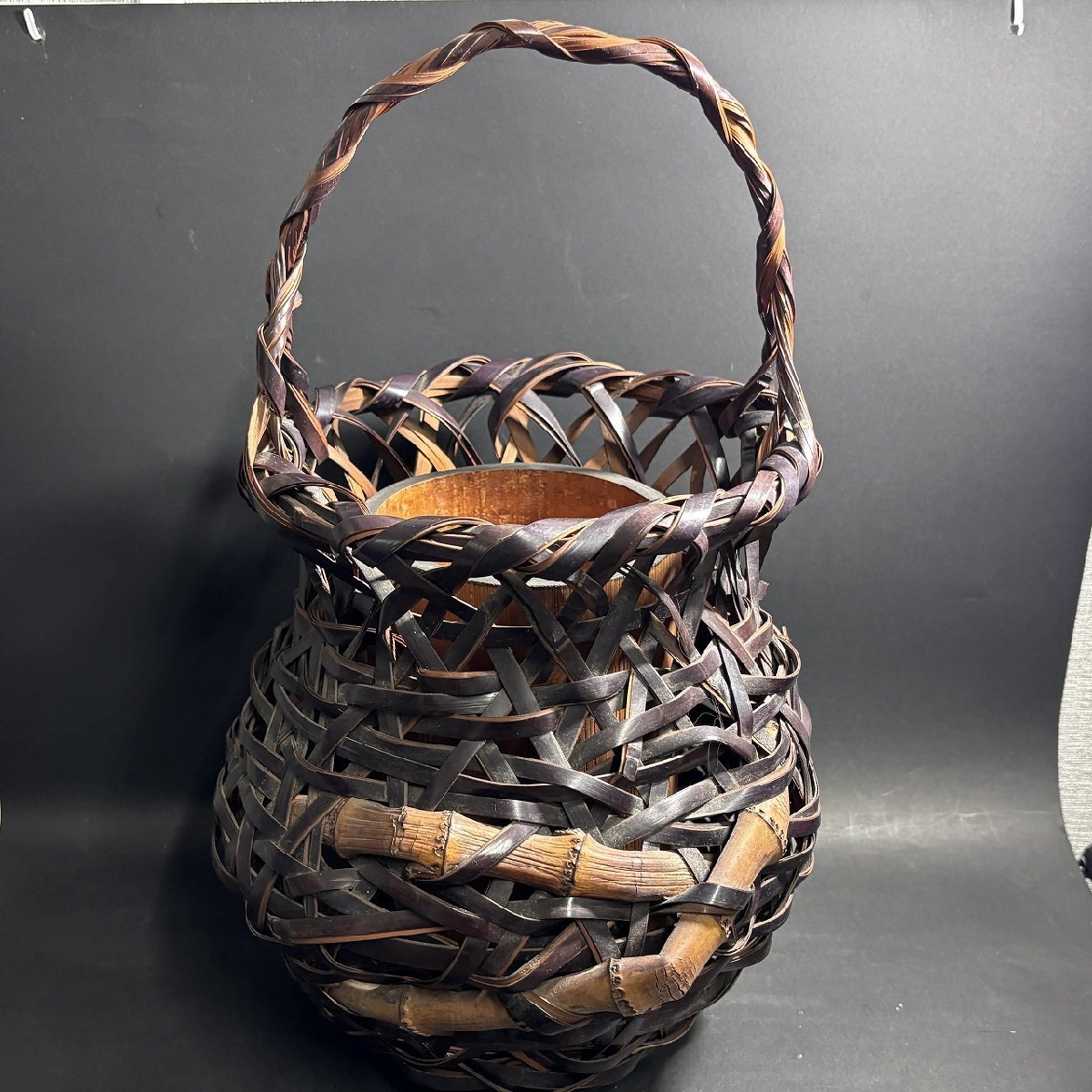 【41】【併売・店頭引取可】花入 弦付き 竹編籠 東南アジア系 本体のみ 花器 生け花 床の間飾り 竹工芸 長期保管品