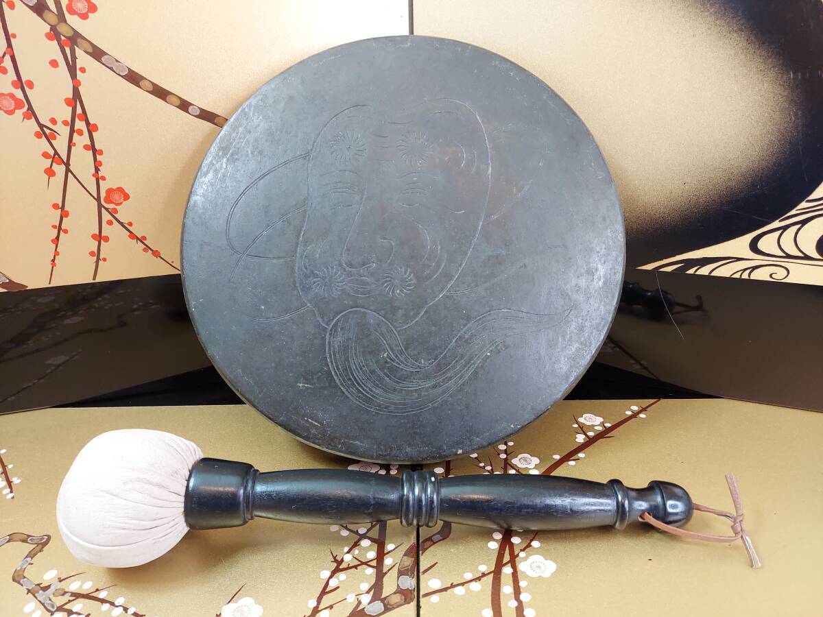 K08-0803 茶道具 銅鑼 どら 翁面彫 直径24㎝ バチ付