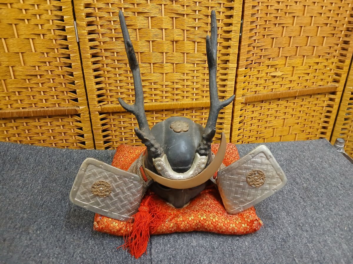 SET-20260811-52 武将兜 鹿角付き 兜飾り 五月人形 甲冑 武具 時代物 飾り兜 座布団付