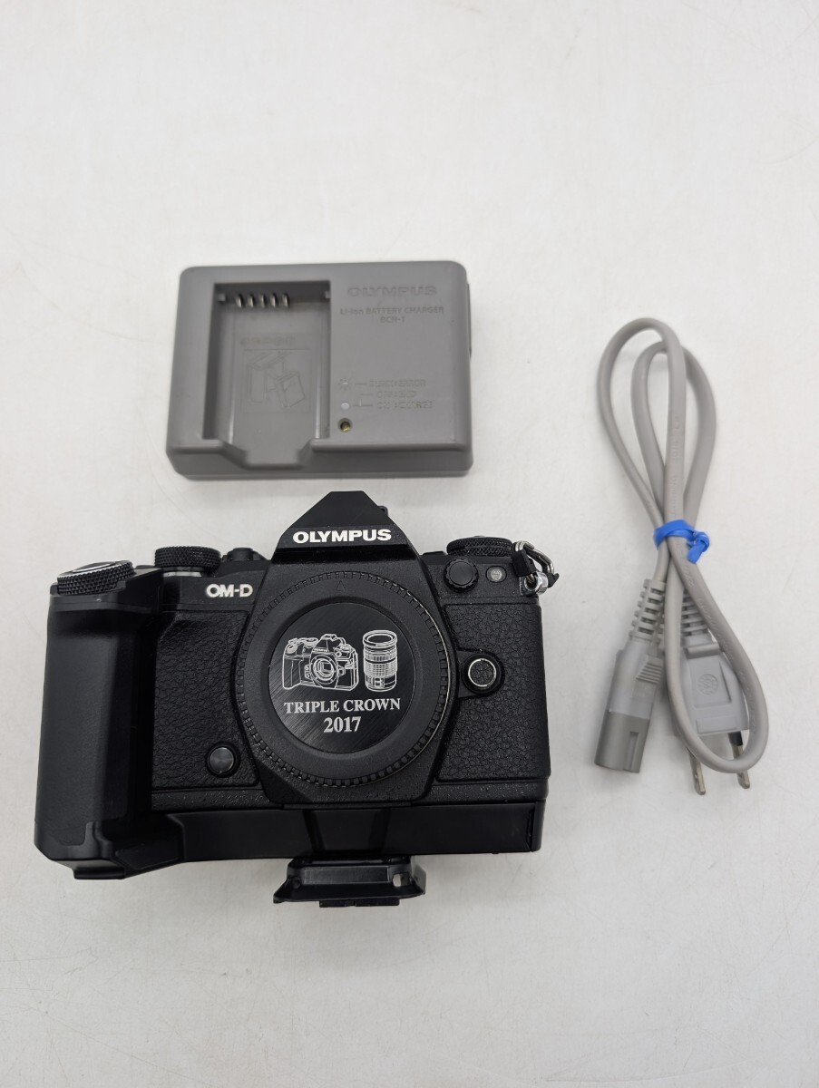 送料無料 動作品 OLYMPUS オリンパス OM-D E-M5II ミラーレス一眼カメラ ブラック BLACK 黒色 カメラグリップ HLD-8G ボディー