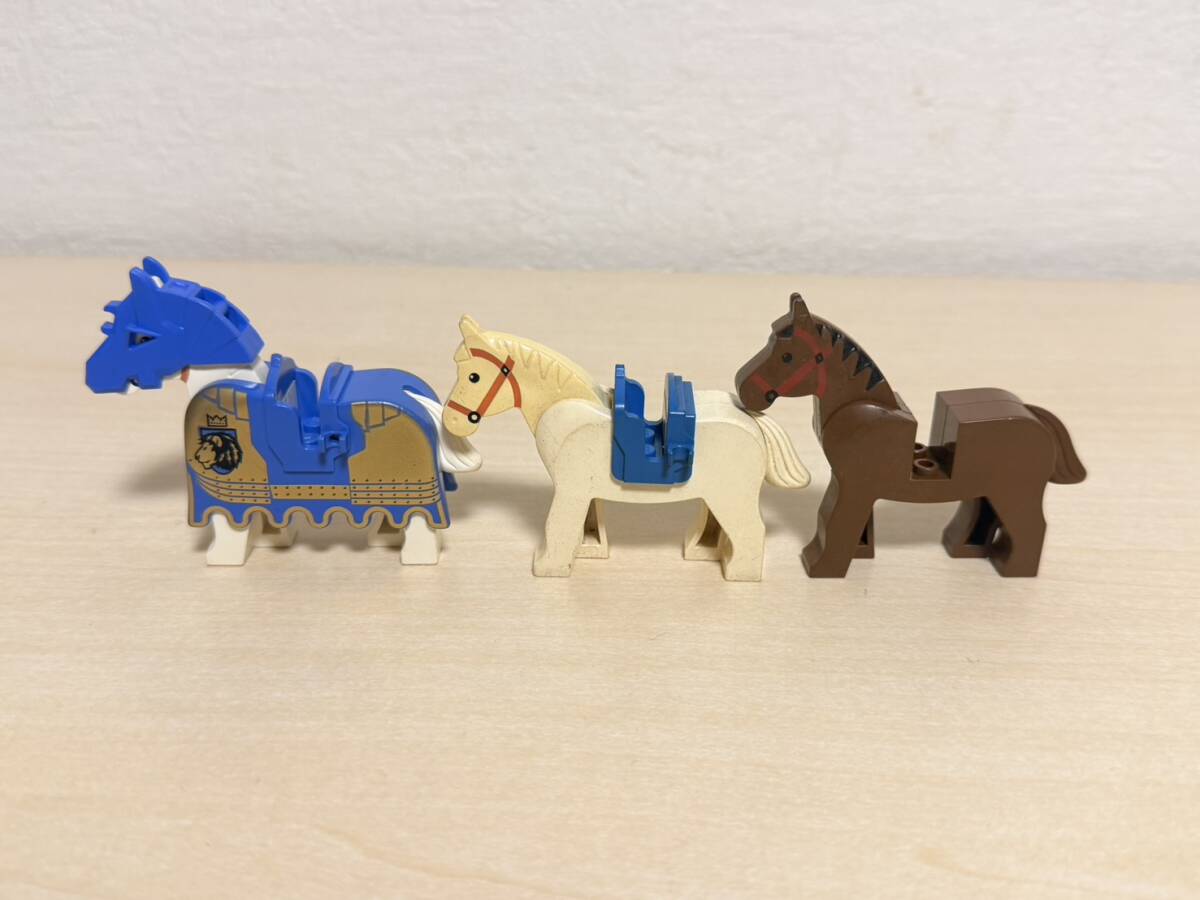 レゴ LEGO お城シリーズ 馬 3体セット ライオンナイト 鎧付き 白馬 茶馬 馬着 馬面兜 サドル フィギュア ミニフィグ パーツ