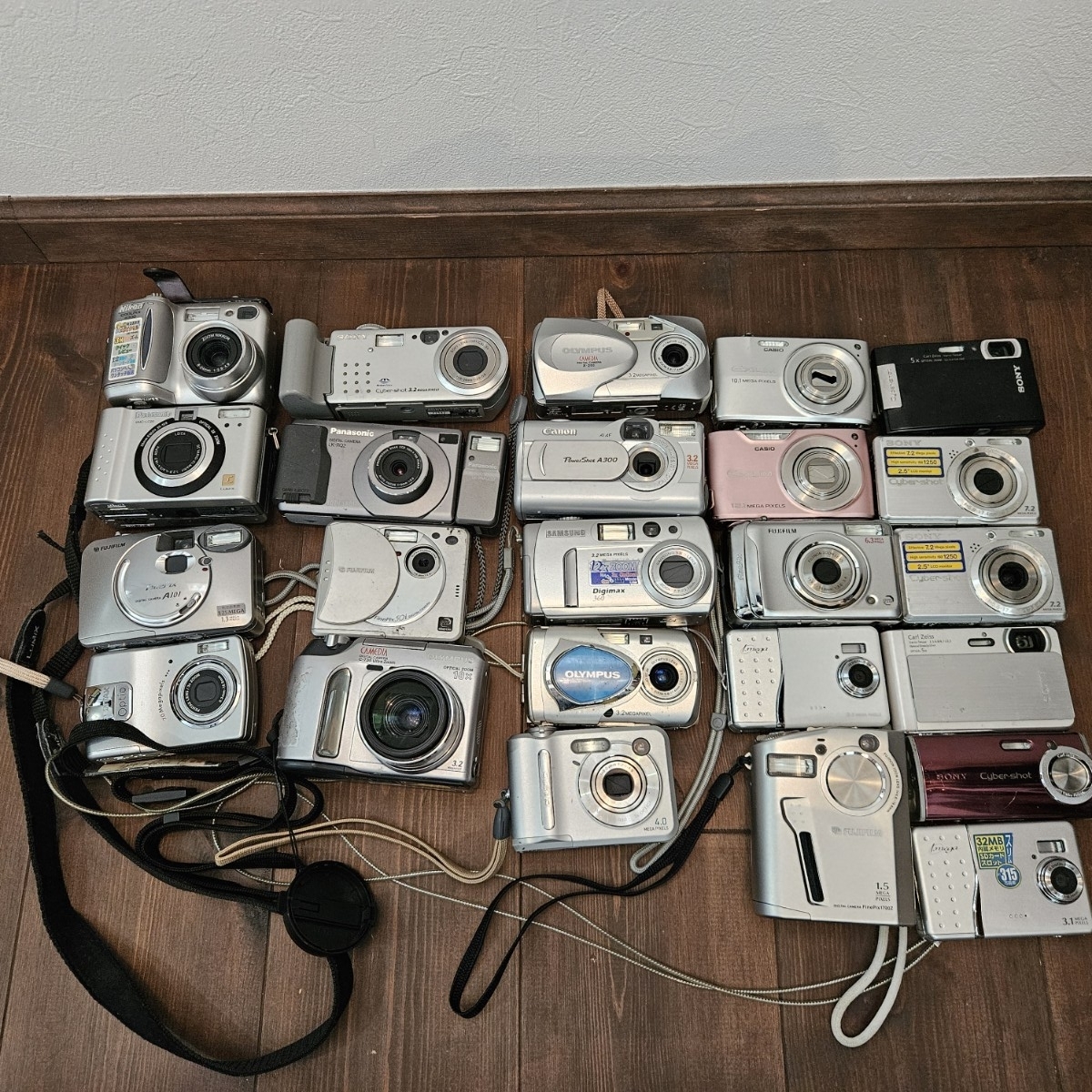 ジャンク デジカメ 24台 まとめ SONY OLYMPUS FUJIFILM CASIO Panasonic Nikon Canon 動作未確認 大量