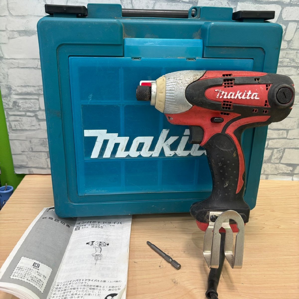 【豊】マキタ (Makita) インパクトドライバ 100V 赤 ケース付 6955SPKR コード10ｍ付 通電確認済 【1640MS】H04