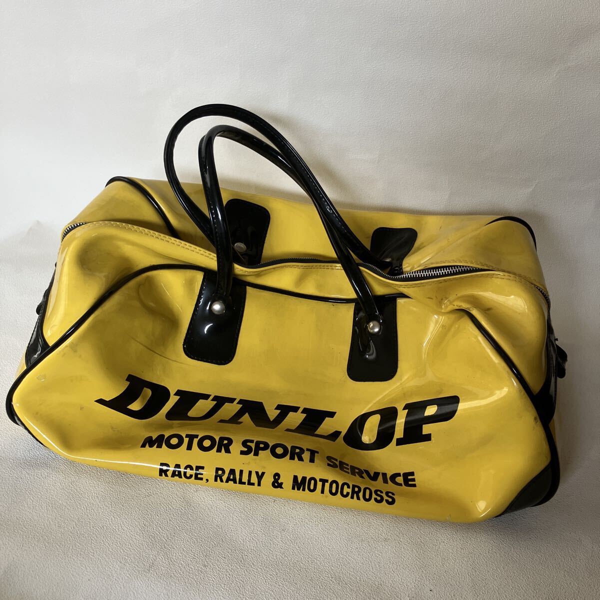 c1051 昭和レトロ バッグ イエロー 黄色 DUNLOP 大容量 懐かし デザイン ペタンコになるクセが付いています 擦れ汚れ有 100cm送