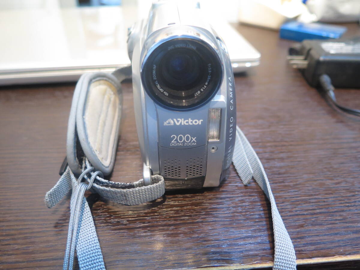 VICTOR/ビクター　GR-D200-S 稼働品　2003年製　シルバー　充電コード付き