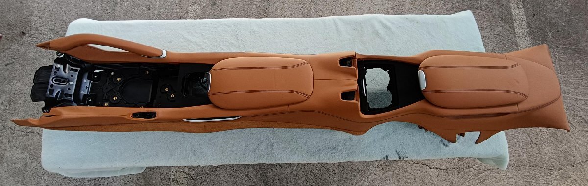 フェラーリ Ferrari GTC4 LUSSO F151M ルッソ センター コンソール レザートリムパネル レザーアームレスト 88955900 88136600 HB-65