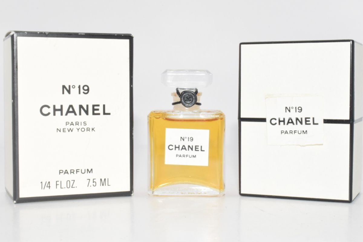 【27-2607-39-6】 CHANEL シャネル N°19 PARFUM パルファム 7.5ml 1/4 FL.OZ. 箱付き 香水
