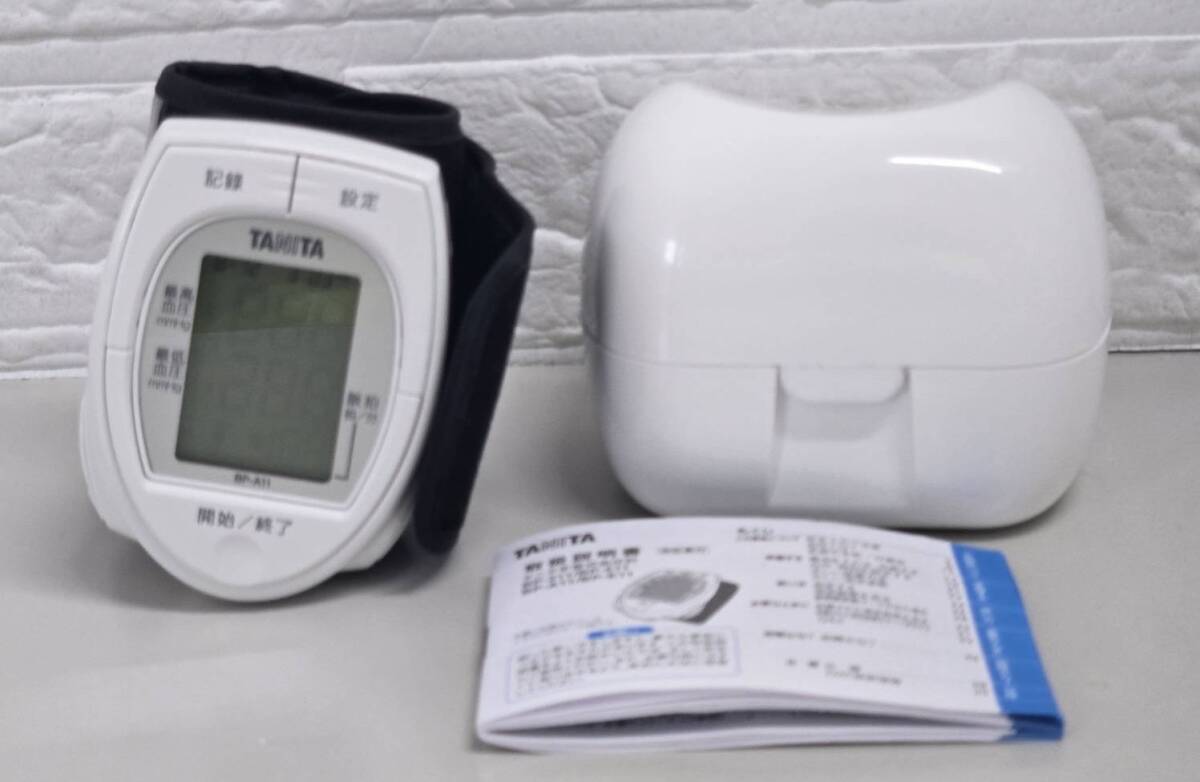 TANITA タニタ 手首式 血圧計 BP-A11 脈拍 かんたん測定 健康管理 2025年製 白 ホワイト 通電動作確認済 現状品 付属品画像の通り
