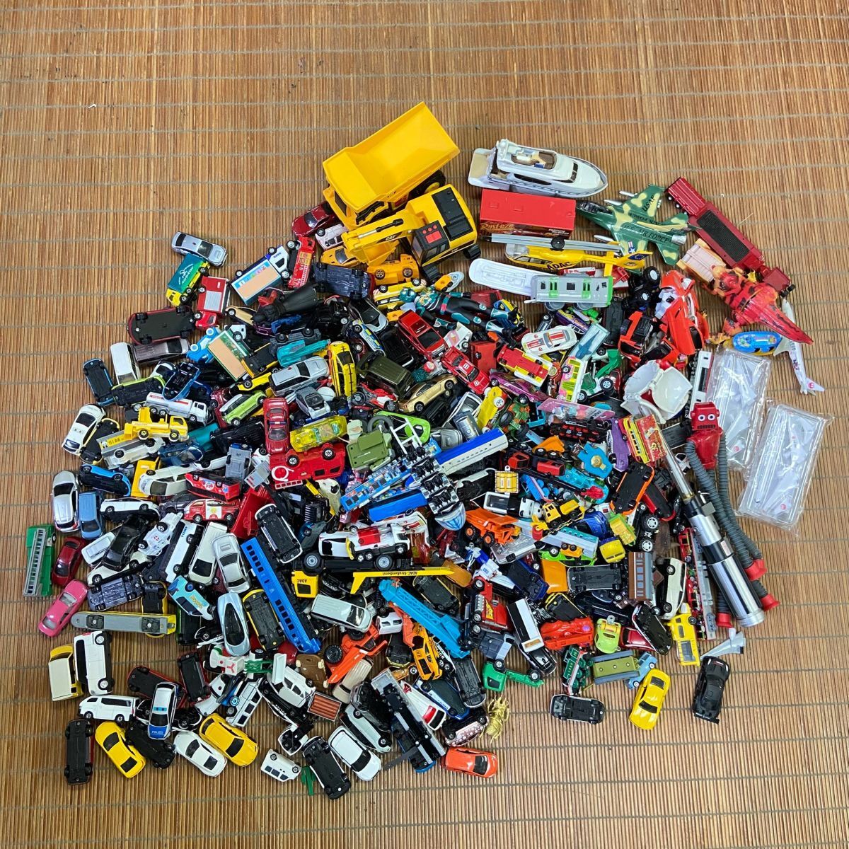 AGb153D120 ミニカー おもちゃ 大量まとめ TOMY TOMICA トミートミカ 等 ピカチュウカー/機関車トーマス 琉神マブヤー ソフビ 等 玩具
