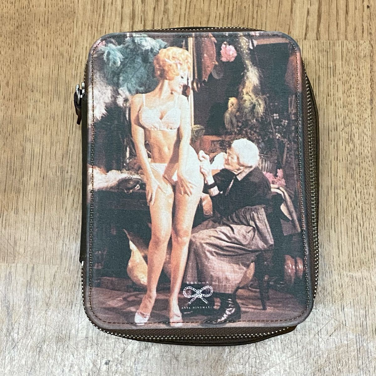 ANYA HINDMARCH LONDON アニヤ・ハインドマーチ バニティポーチ ヴィンテージ フォトプリントポーチ 化粧ポーチ スクエア型 フリンジ