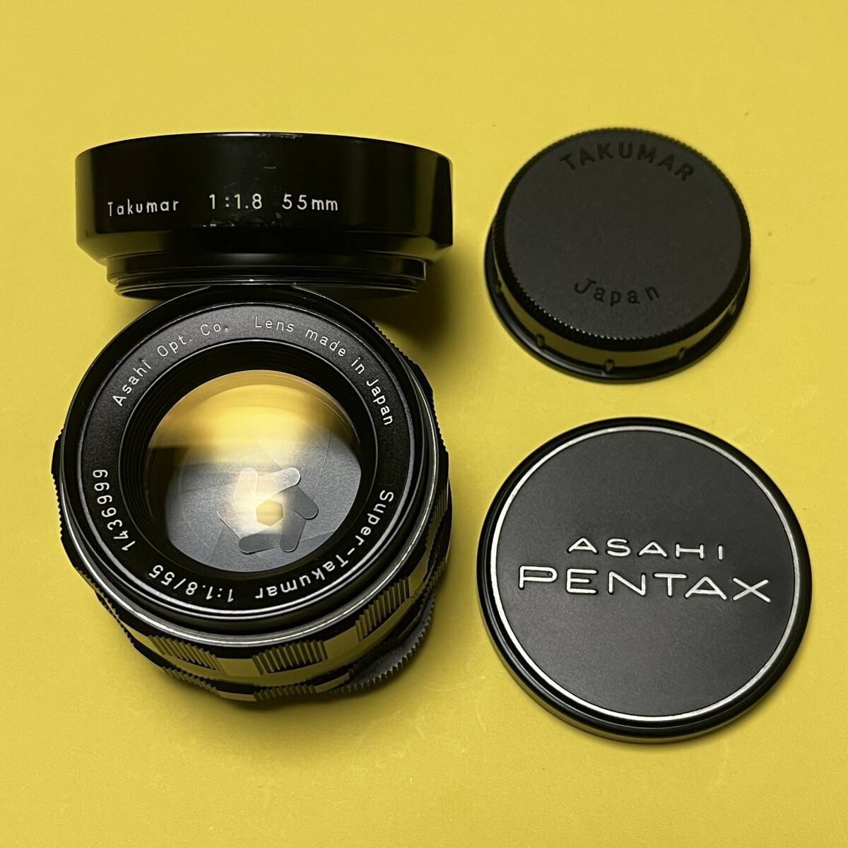 送料安 「完動美品 M42 Super-Takumar 55mm F1.8 付属 タクマー 純正キャップ&純正金属フード付」PEXTAX ペンタックス