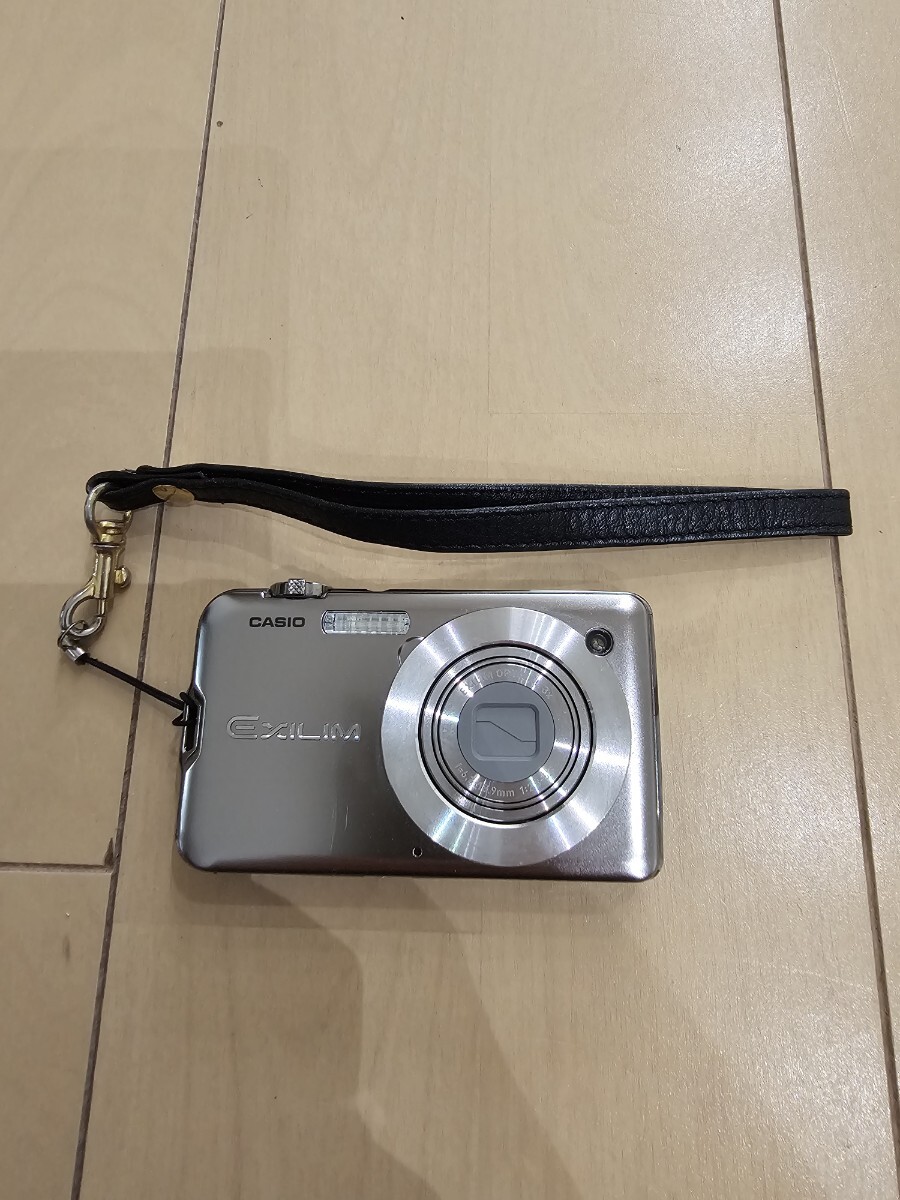 美品　CASIO EXILIM EX-S10 コンパクトデジタルカメラ 