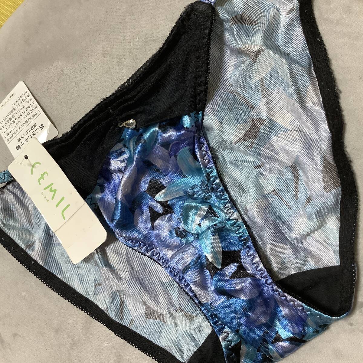 新品　つるつる　あつで　satinパンティ　L