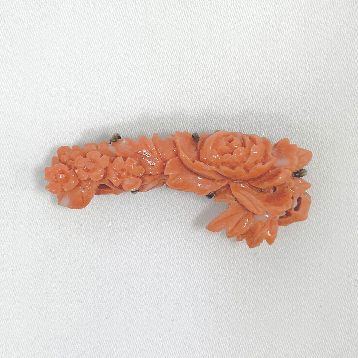 珊瑚 帯留め 牡丹 花 彫刻 約10g ピンク 桃 虫食い サンゴ 和装小物