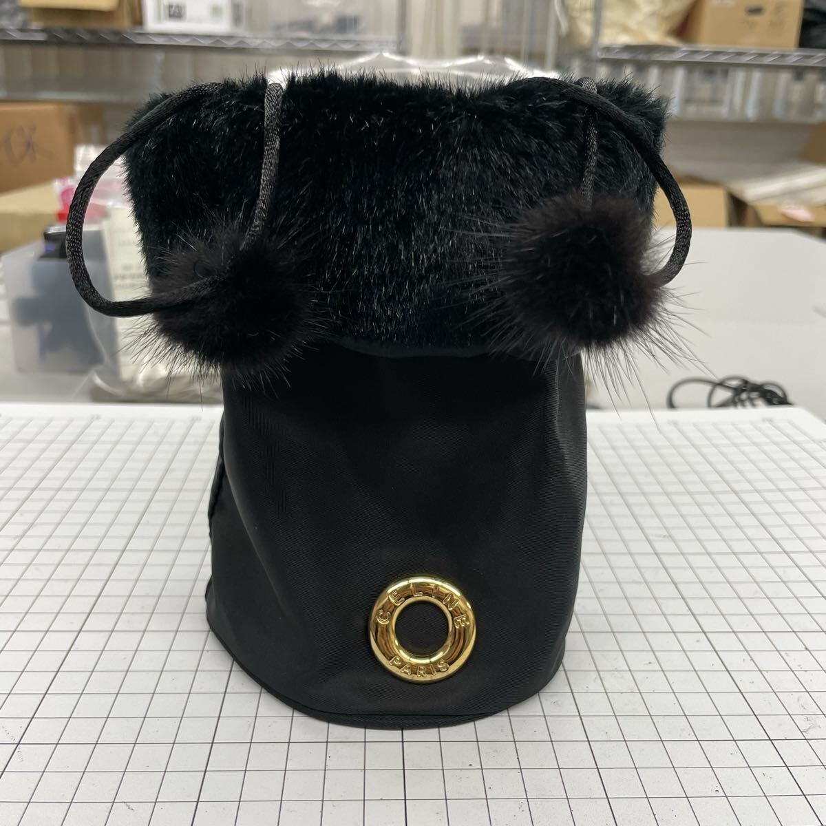 5ytS CELINE セリーヌ 巾着 バッグ ポーチ フェイクファー ブラック 黒
