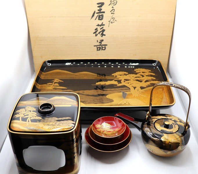 屠蘇器 壱揃【塗師 前田松斎/蒔絵師 柳沢芳春】輪島塗 屠蘇台/銚子/盃台/盃 共箱 漆器/漆芸　松田松斉　金彩/お正月