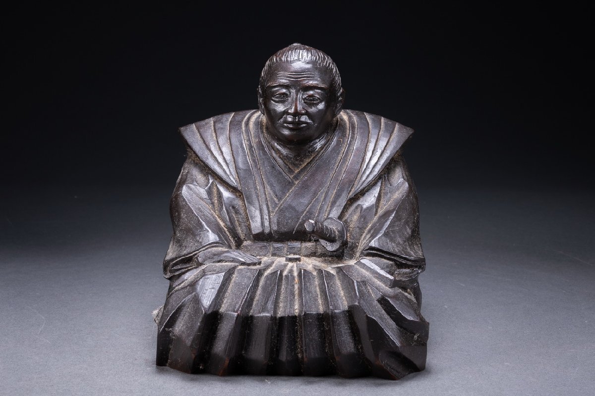 【雲錦】時代 木彫 裃姿 武士像 刀差 侍 座像 刻像 細密一刀彫 置物 オブジェ 骨董 古美術0725-53S　
