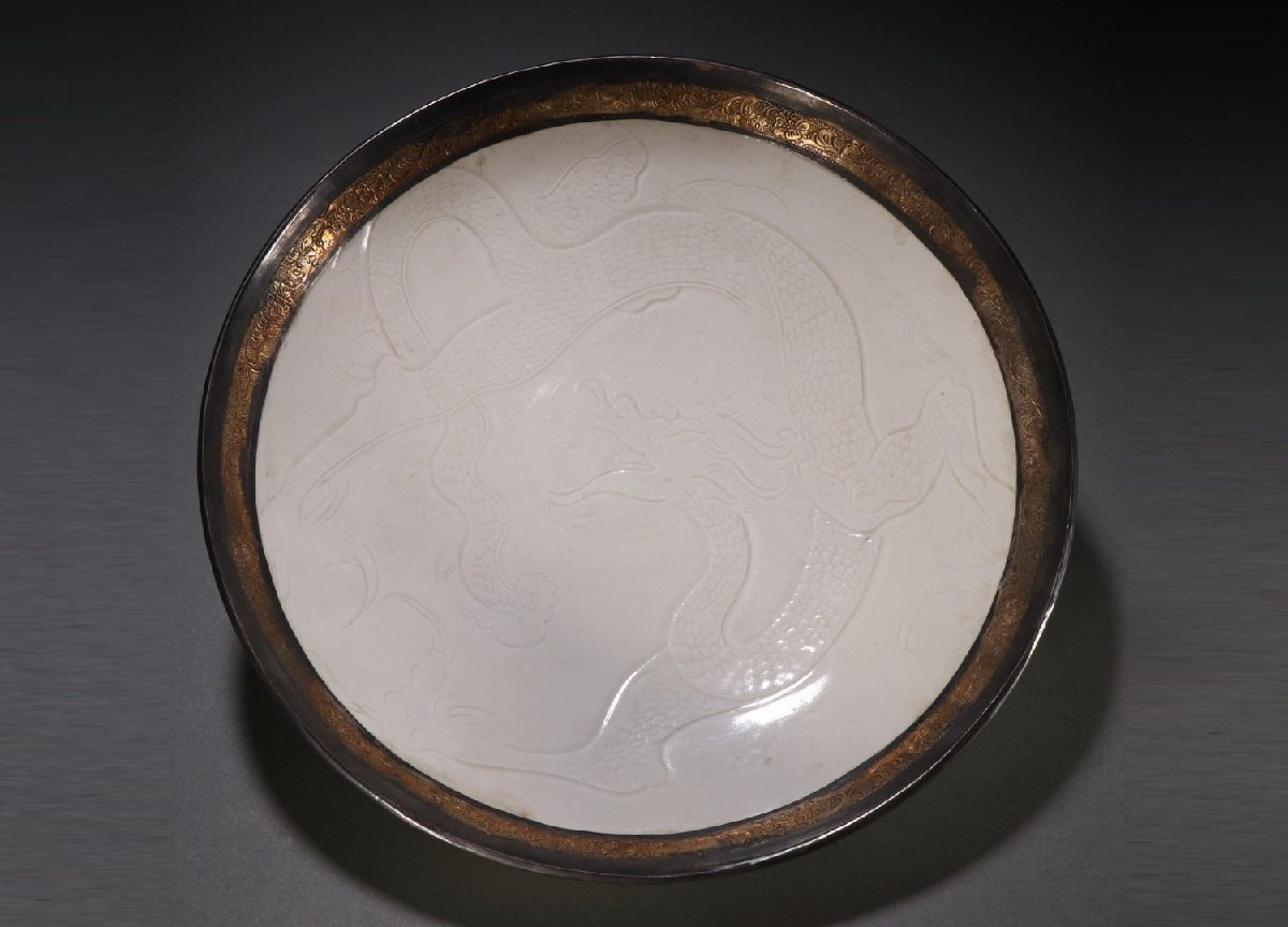 【雲錦】宋代 包銀金 刻龍紋 賞盤 直径23.7cm 皿 時代物 唐物 中国美術 骨董品 古美術品 美品0725-AM11