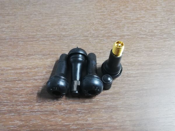 送料無料 TR413 エアバルブ タイヤバルブ 4個 ＋ 予備1個 新品