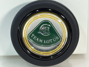 MOMO モモ TEAM LOTUS ステアリングホーンボタン 本体のみ
