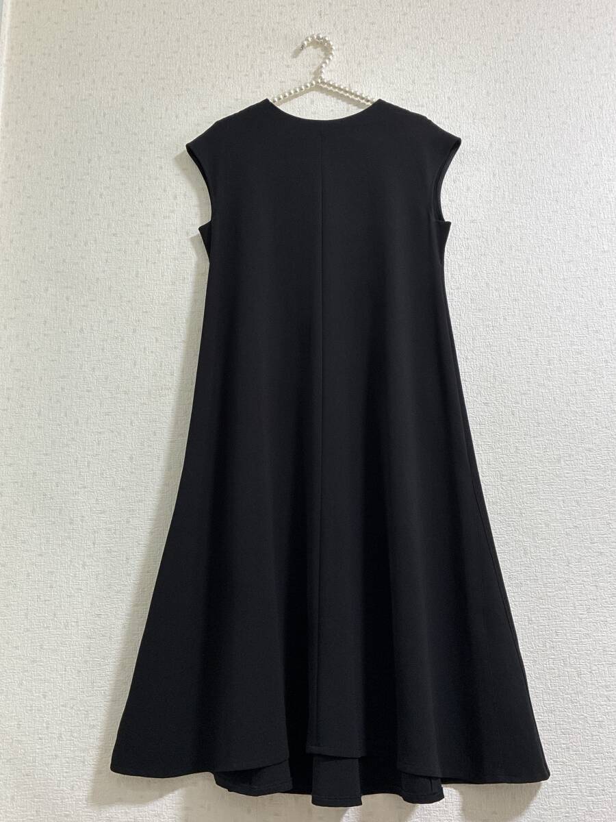 アンタイトル☆上品なフレアシルエットの後側のスカート丈が少し長めの素敵なロングワンピース☆美品