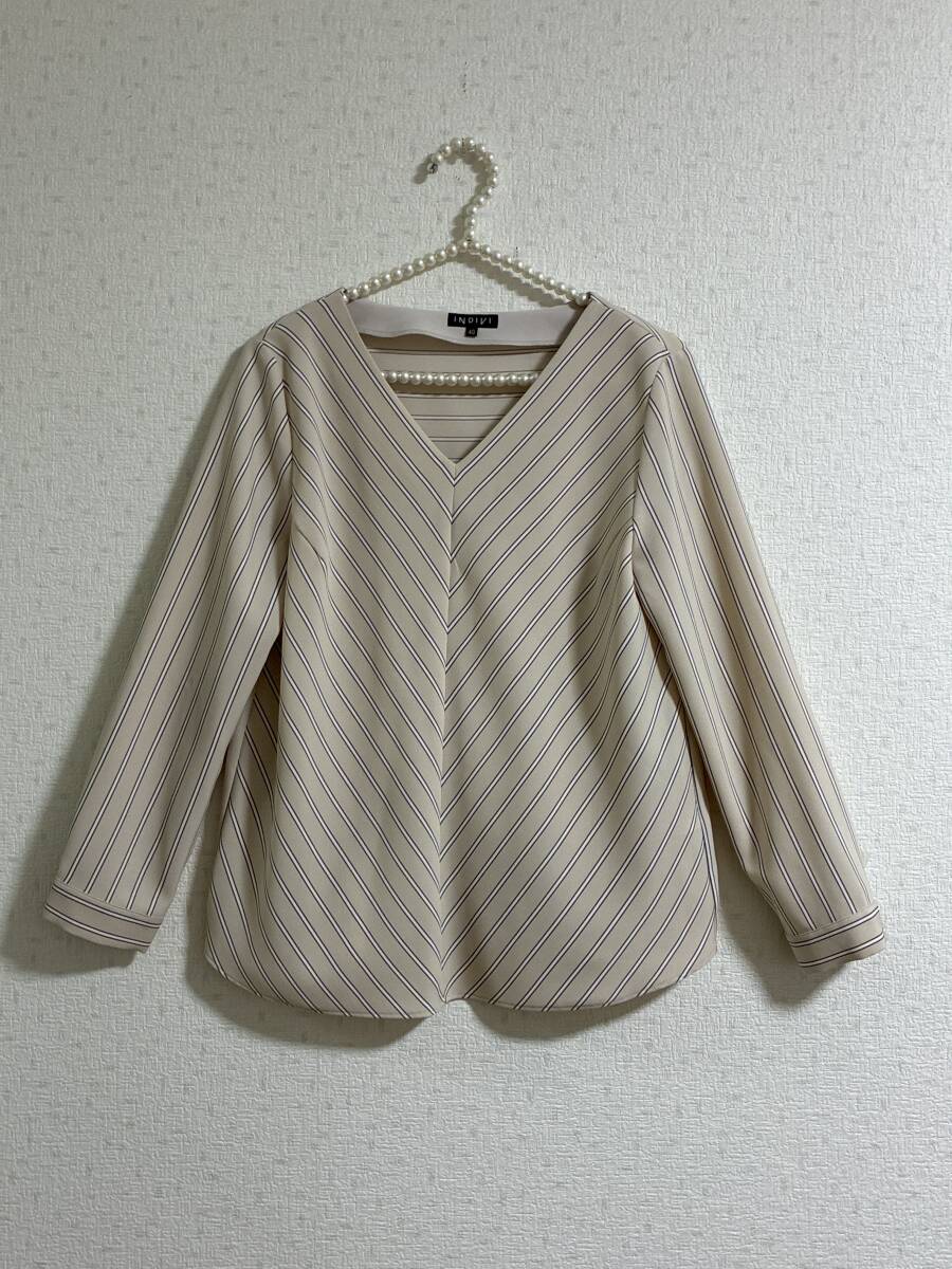 INDIVI☆Vネックのストライプ柄が素敵なトップス☆新品同様