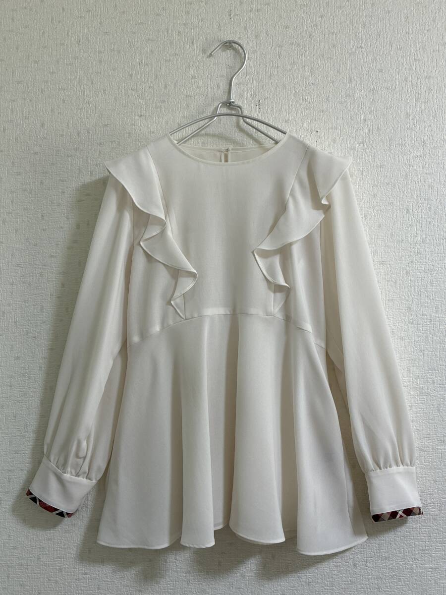 バーバリーブルーレーベル☆前側・後側の可愛いフリルに袖口のバーバリーチェックが可愛いトップス☆美品