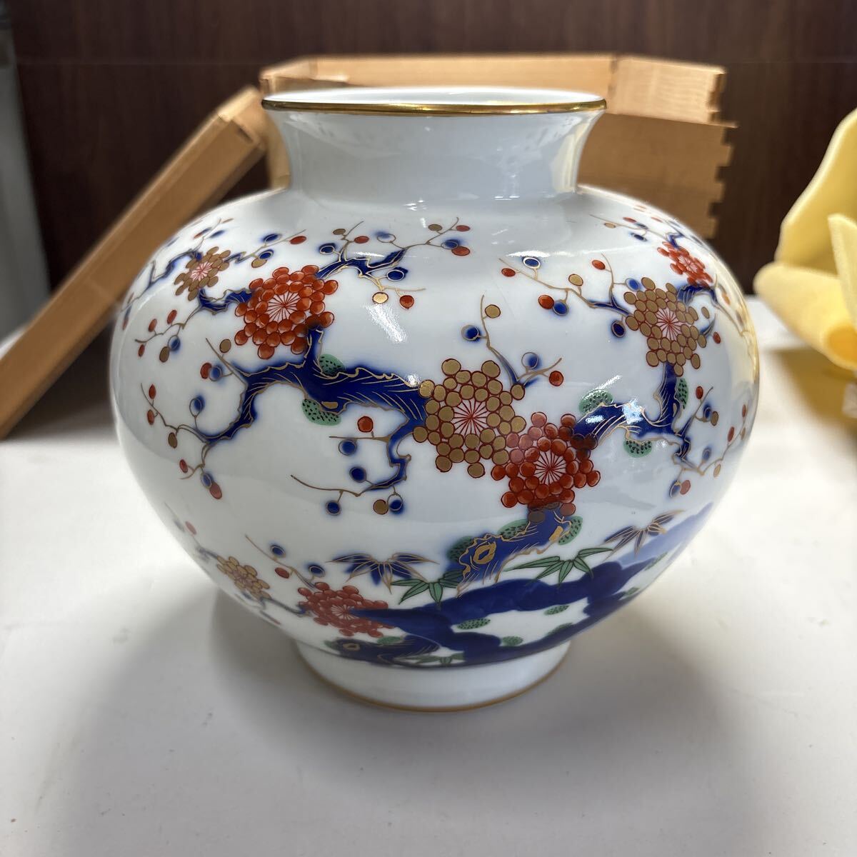 ◇深川製◇宮内庁御用達◇花瓶◇花器◇陶器◇有田焼◇壺◇赤や金彩で描かれた岩梅文様◇インテリア◇中古品◇引取可能◇札幌◇北海道