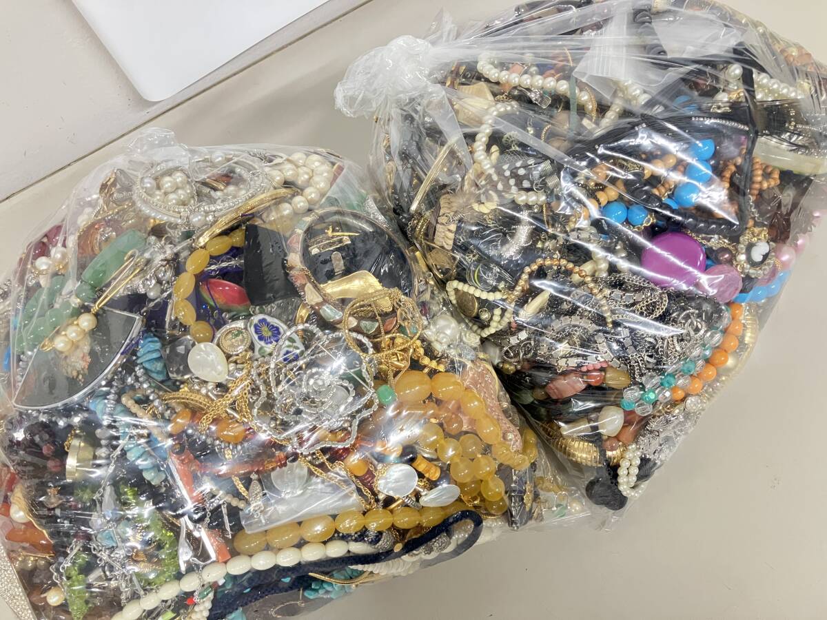 ロ2608-0898　イミテーション アクセサリー　まとめ セット　約12.1kg　ネックレス　指輪　ブローチ　タイピン 等　現状品　ヤ100