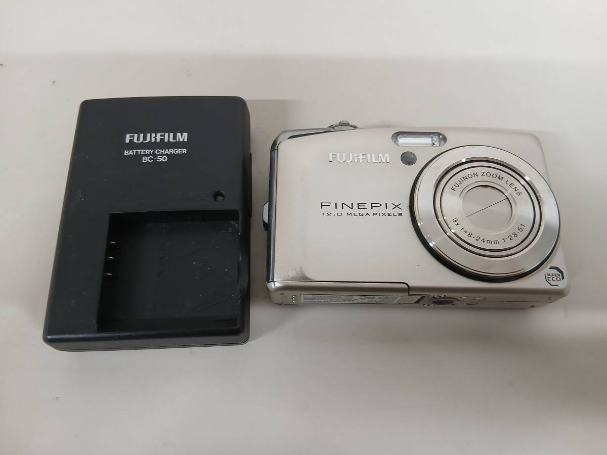 I2608-0897　富士フイルム　コンパクトデジタルカメラ　FinePix　型番：F50fd　充電器付　カメラ　通電確認済み　中古品　宅急便コンパクト