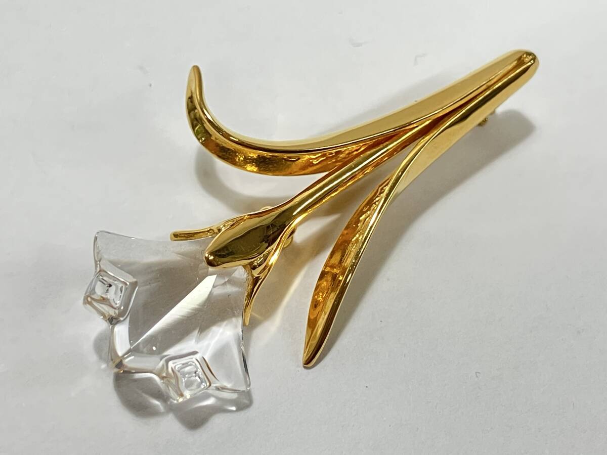 A2608-0961　ブローチ　スワロフスキー　SWAROVSKI　花　フラワー　ゴールド色　金色　アクセサリー　中古品　ネコポス