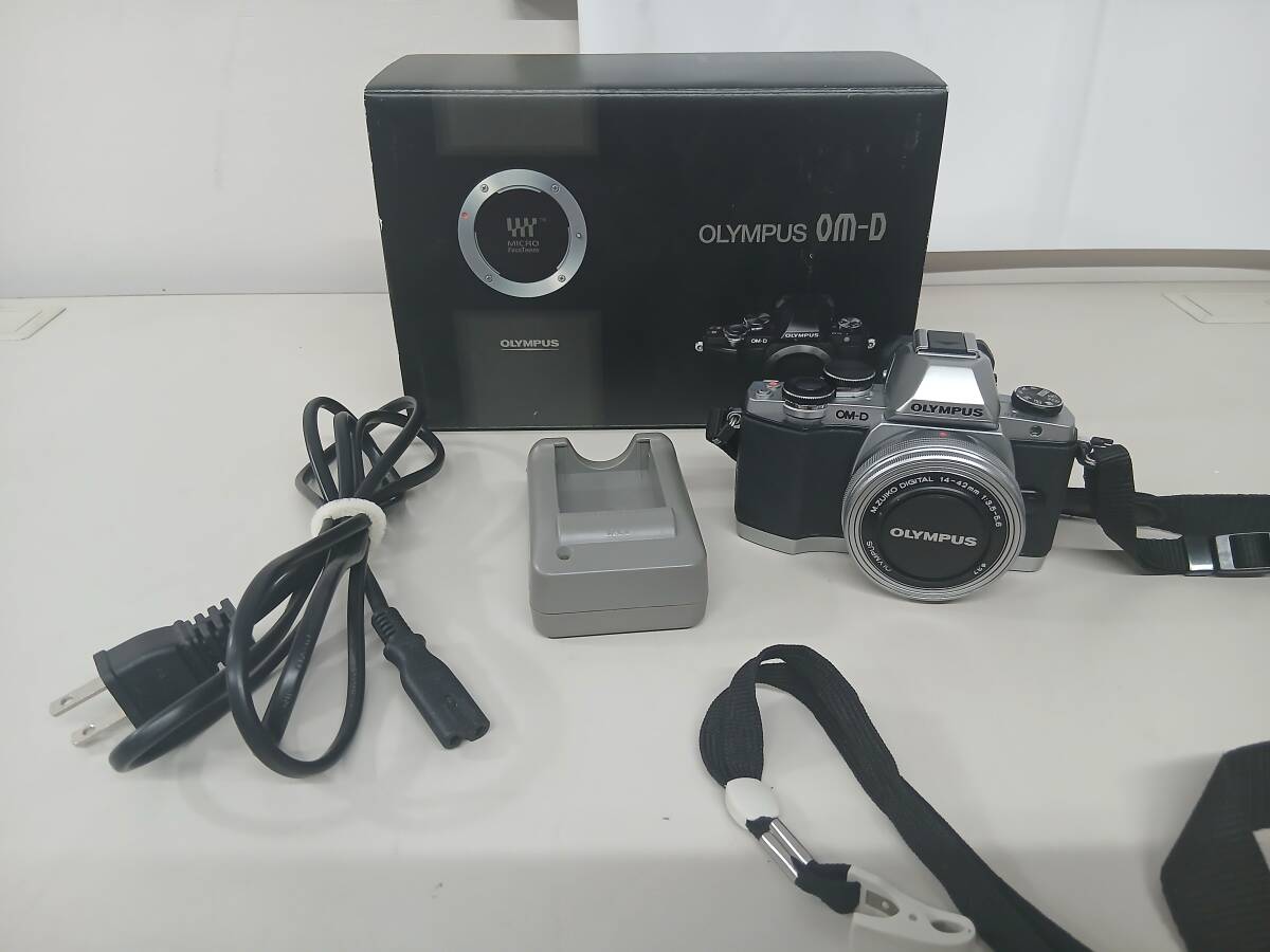 T2608-0946　オリンパス　Olympus　ミラーレス一眼カメラ　初代モデル　型番：OM-D E-M10　充電アダプタ付　通電確認済み　中古品　ヤ80