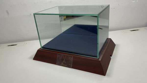 O2608-0955 【稀少】マイセン 特製 コレクションケース ガラス製 木製台座 フィギュリン ディスプレイ 双剣ロゴ 非売品 ヤ120