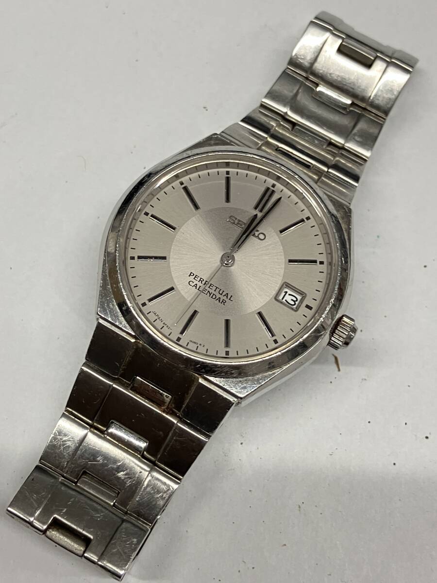 石2608-1073　腕時計　SEIKO　8F32-00M0　セイコー　パーペチュアルカレンダー　デイト　リューズが固いです　現状品　ネコポス