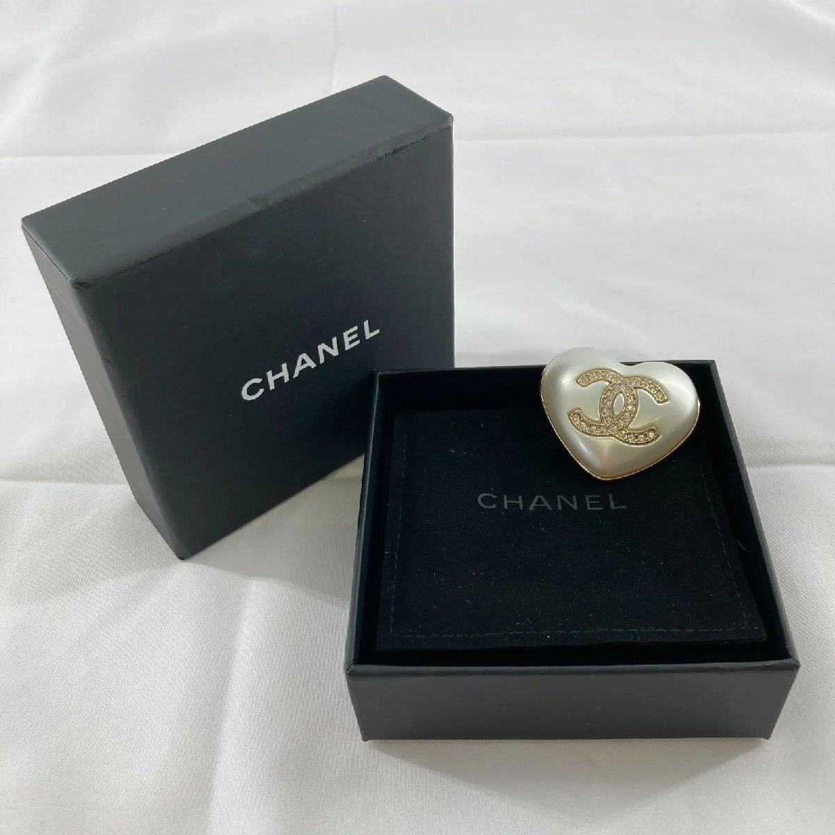 CHANEL(シャネル)　ココマーク　ハート　A21・B　ブローチ　パールホワイト