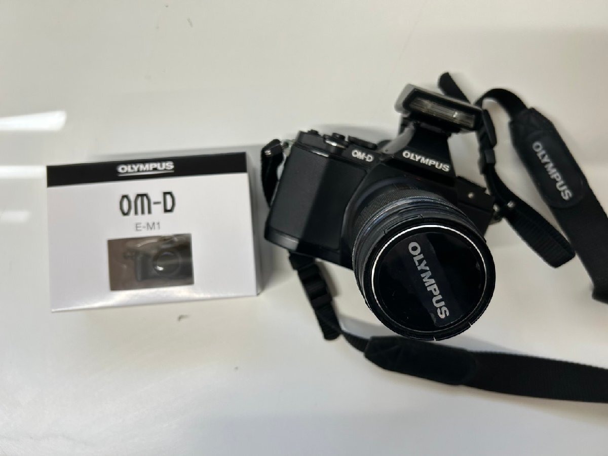 【中古品】OLYMPUS OM-D E-M5 ミラーレス一眼カメラ レンズ・ストラップ付き＆オリンパス OM-D E-M1 カメラ型フィギュアセット