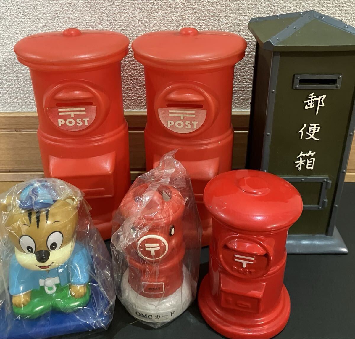 郵便局 郵便ポスト型 貯金箱 4個 & ユウちゃん貯金箱 & ペン立て 昭和レトロ ソフビ製 陶器製 ノベルティ