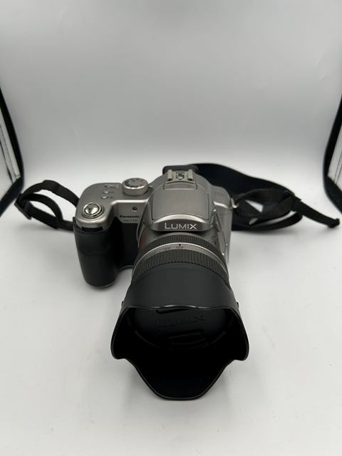 ■H115459Panasonic LUMIX DMC-FZ50 LEICA 1:2.8-3.7/7.4-88.8 デジタルカメラ 動作未確認 ジャンク