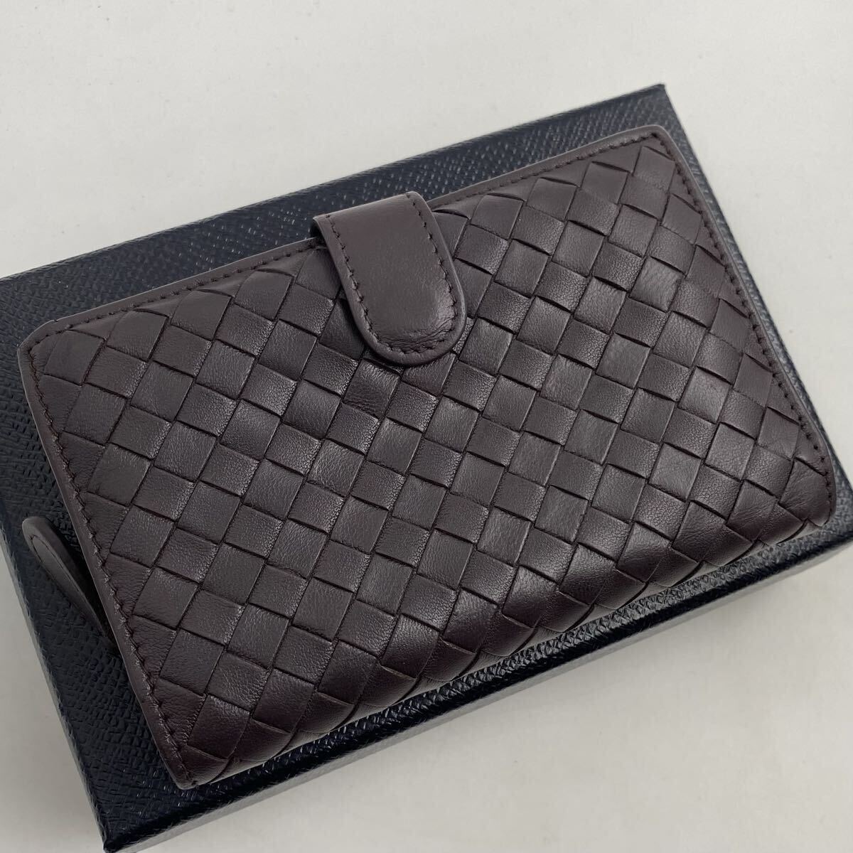 【ほぼ極美品】BOTTEGA VENETA　ボッテガヴェネタ　二つ折り財布　イントレチャート　レザー　ユニセックス　ダークブラウン　501